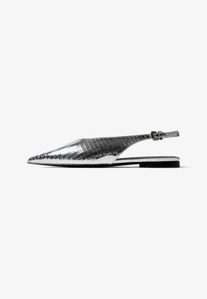 Spitzer flacher Slingback-Schuh aus silbernem Metall mit strukturiertem Karomuster und kleinem Schnallenriemen an der Ferse.