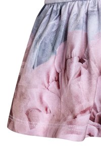 Sukně s květinovým vzorem z měkké tkaniny v odstínech růžové a šedé. Má plisovaný design a elastický pas.
