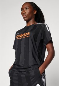 adidas Sportswear TIRO CUT STRIPES BOYFRIEND - Marškinėliai su spaudiniu - black