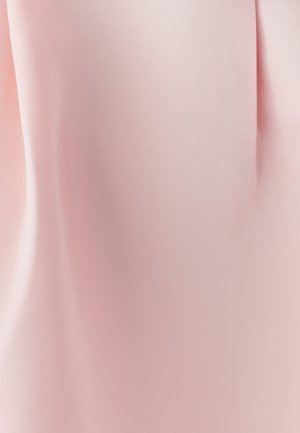 Svetloružová textília s hladkým, matným povrchom, vyznačujúca sa jemnými sklonom a subtílnymi detailmi záhybov, vytvárajúcimi elegantný vzhľad.