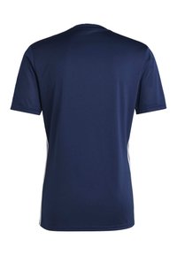 Marineblauw sport t-shirt met korte mouwen, ronde hals en mesh zijpanelen; heeft witte accentstrepen aan de zijkanten.