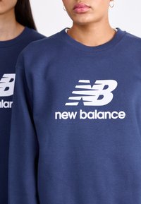 New Balance ESSENTIALS LOGO CREW UNISEX - Sportska majica - navy