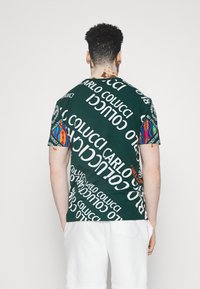 Carlo Colucci BIG LETTERS UNISEX - T-shirt estampada - green