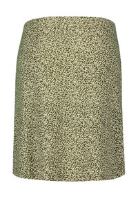 Jupe verte à motif fabriquée dans un tissu léger, ornée d'un design floral blanc. Forme A-line simple avec une taille élastique.