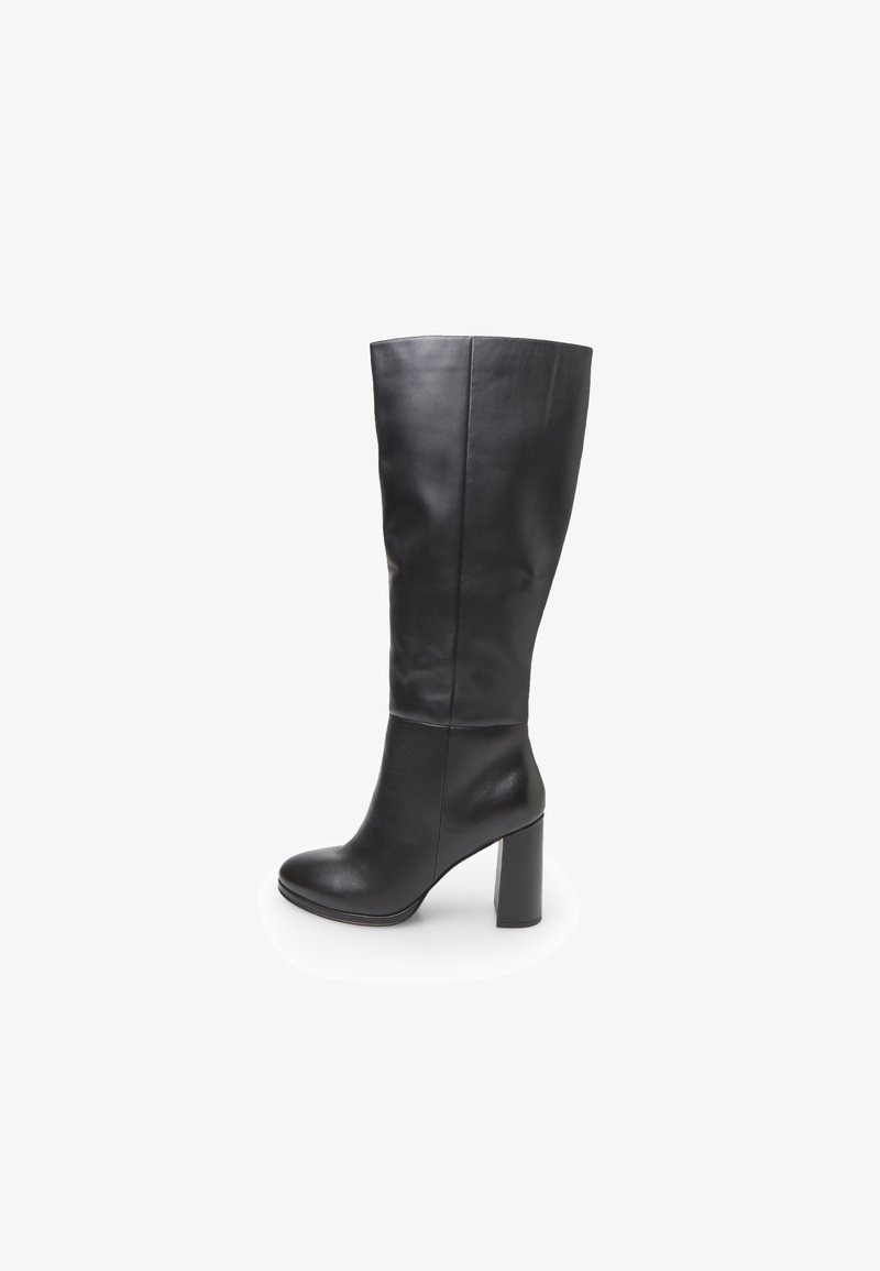 Bottes noires en cuir jusqu'au genou avec un talon carré, texture lisse et design minimaliste. Présentent un bout rond et des lignes épurées.