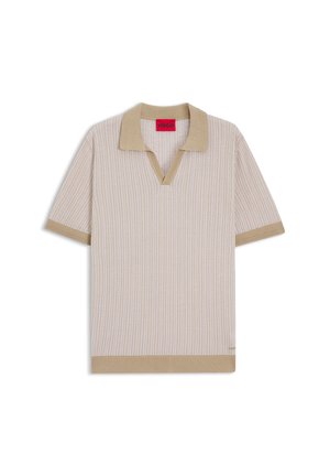 Beige kurzärmliges Strick-Poloshirt mit strukturiertem Muster, unifarbenem Kragen, Ärmeln und Saum, mit rotem HUGO-Label im Innenkragen.