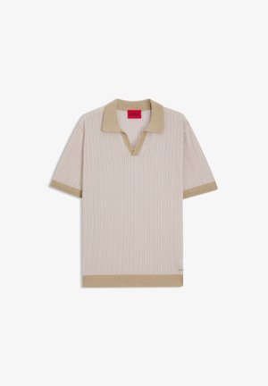 Beige kurzärmliges Strick-Poloshirt mit strukturiertem Muster, unifarbenem Kragen, Ärmeln und Saum, mit rotem HUGO-Label im Innenkragen.