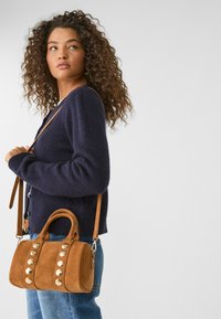 Stradivarius SMALL STUDDED BOWLING - Sac à main - camel