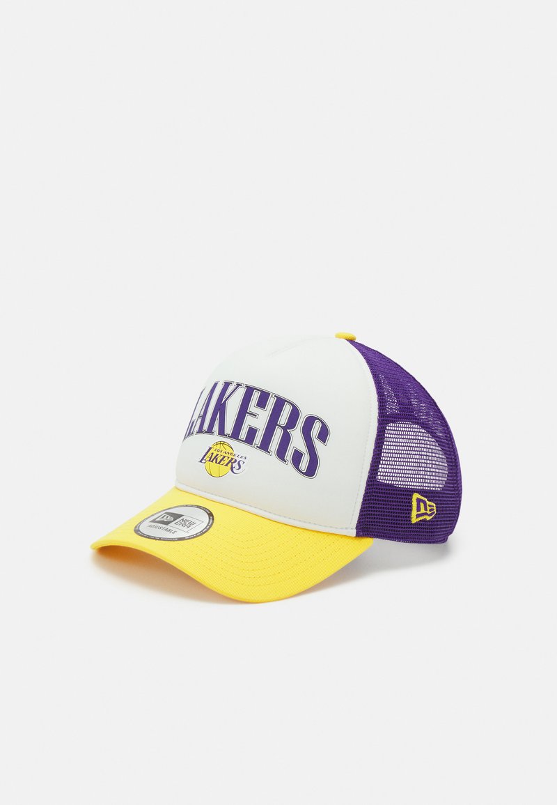 Gorra de béisbol blanca con laterales de malla morada, visera amarilla y logo de "LAKERS" en morado. Incluye un acento amarillo en la parte trasera.
