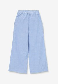 Pantalons larges bleu clair avec des rayures blanches verticales, dotés d'une taille élastique et d'une texture lisse. Pas de poches ni de matériel notable.