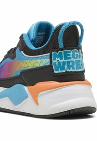 Melnas un zilas sporta kurpes ar teksturētu, daudzkrāsainu gradienta dizainu, mīkstu apmale un oranžiem akcentiem uz zoles un papēža.