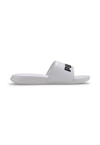 Des sandales blanches à glissière avec une sangle rembourrée et une semelle intérieure texturée, arborant un imprimé de logo noir sur le dessus. Design de semelle flexible pour le confort.