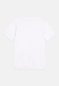 Egyszínű fehér rövid ujjú póló hátulnézetből, világosszürke háttéren.