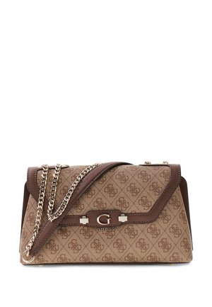 Sac à main Guess marron à motifs avec une bandoulière chaîne dorée et un logo métallique "G" central sur le rabat avant.