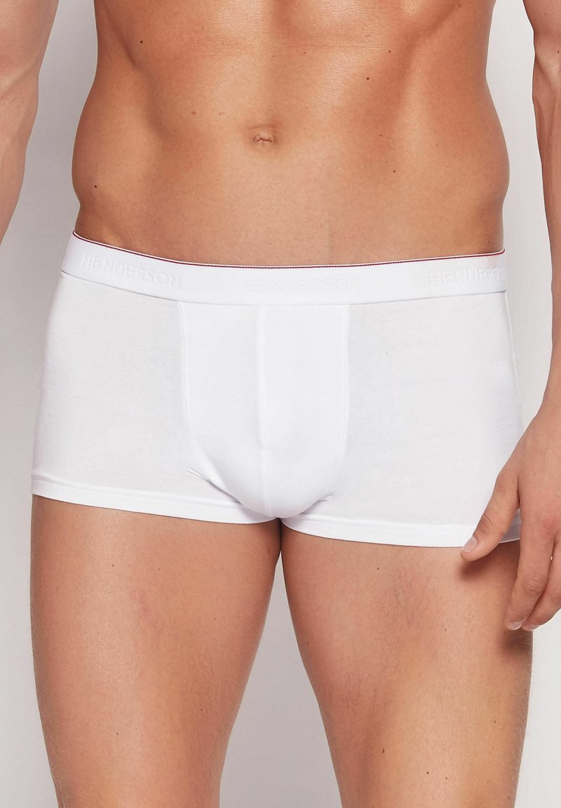 Białe bawełniane bokserki o dopasowanym kroju, z markowym elastycznym paskiem w białym i czerwonym kolorze. Gładka tekstura, bez widocznych wzorów.