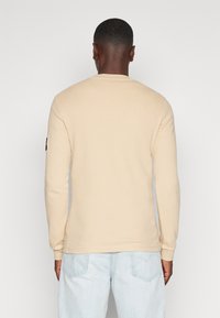 Calvin Klein Jeans BADGE TEE - Hosszú ujjú felső - warm sand