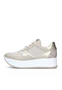 Sneaker beige con tessuto a rete e dettagli in pelle liscia. Presenta una suola spessa bianca e lacci rotondi. Dettagli metallici sul tallone.