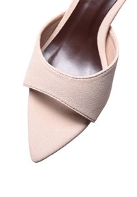 Infradito aperti in suede beige con una larga fascia che attraversa il piede e una punta a forma appuntita. Rivestimento interno liscio.