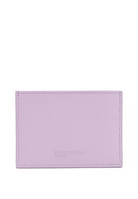 Portofel din piele mov cu textură netedă, formă rectangulară și logo embosat pe față. Prezintă cusături minime de-a lungul marginilor.