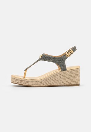 Kilesandal med fletning af reb på sålen, metallisk stof T-rem, spænde i guldton og tårem i t-strengs-stil, vist i profil.