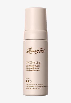 Flacon de mousse autobronzante Loving Tan 8 HR Bronzing en beige avec texte marron, étiquette teinte foncée, 120 ml, 4 fl oz.
