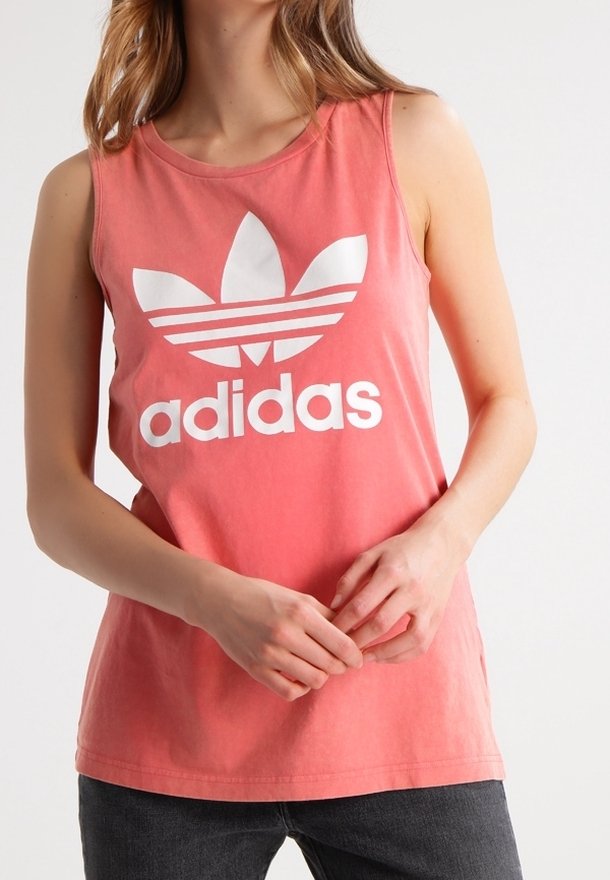 Rosa ärmlös linne i mjuk bomull, med en stor vit Adidas-logotyp design på framsidan och en avslappnad passform.