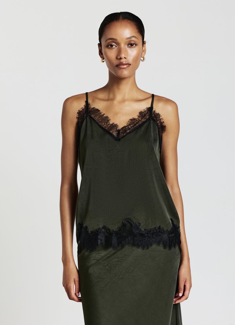 Camisole en satin vert olive avec des détails en dentelle noire le long de l'encolure et de l'ourlet, dotée de bretelles spaghetti réglables et d'une texture lisse.
