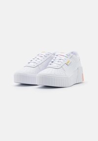 Baskets blanches avec une tige en cuir texturé et en maille. Présentent une semelle blanche épaisse et striée, avec une subtile accent rose au niveau du talon.