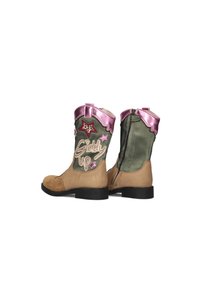 Kniehoge kinderlaarzen van tan suede en olijfgroene stof, met een roze satijnen bies, geborduurde tekst "Giddy Up" en steraccenten.