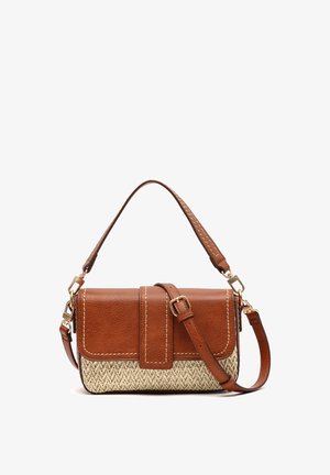 Pruun nahast ja punutud õlgedest õlakott, millel on ülemisest käepide, esiklapiga ja reguleeritava pikkusega õlarihm kullakarva detailidega.