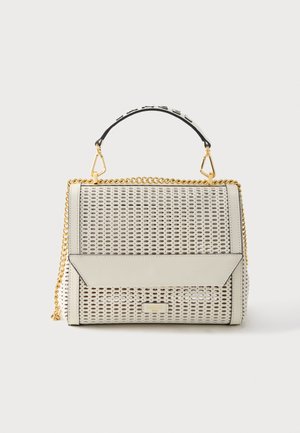 Witte leren handtas met geperforeerd patroon, gouden kettingband, bovenhandvat met zwart-wit detail en voorflapsluiting.