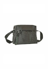 Piccola borsa crossbody nera con texture, dotata di tasca frontale con zip, tracolla regolabile e etichetta in tessuto con marchio, su sfondo bianco.