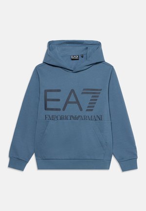 Niebieska bluza z kapturem z przednią kieszenią i czarnym logo EA7 Emporio Armani nadrukowanym na piersi.