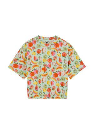 Trumpomis rankovėmis marškiniai su spalvingu vaisių raštu, kuriame pavaizduoti braškės, kiviai, drakono vaisius, persikai, bananai ir apelsinai ant šviesios spalvos fono.