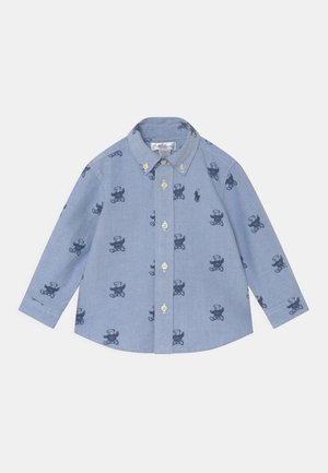 Lichtblauw langarm shirt met teddybeerpatronen, een klassieke kraag en knoopsluiting aan de voorkant. Zachte katoenen stof met een gladde textuur.