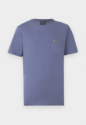 Tricou mov din bumbac cu mâneci scurte, guler rotund și buzunar la piept cu un logo brodat galben.