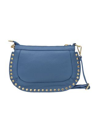 Petit sac bandoulière en cuir bleu avec des clous dorés bordant le bas incurvé et une fermeture éclair et un fermoir dorés.