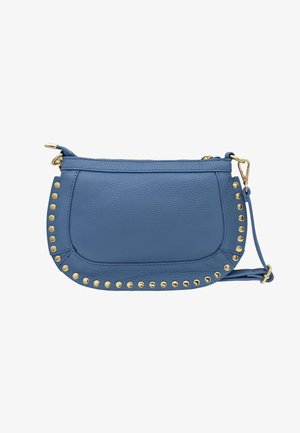Petit sac bandoulière en cuir bleu avec des clous dorés bordant le bas incurvé et une fermeture éclair et un fermoir dorés.