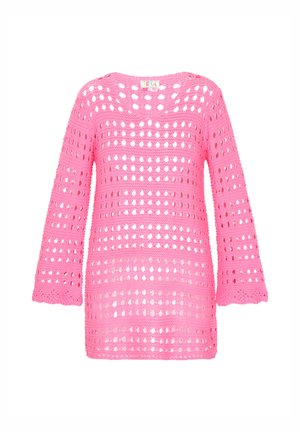 Crochet-paitari kirkkaan vaaleanpunaisena, jossa on löysä malli, jossa on suuria avoimia reikiä ja kolme neljäsosaa hihat. Pehmeä rakenne ja ribbireunat.