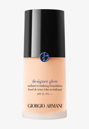 Fondotinta Designer Glow di Giorgio Armani in un flacone trasparente beige con tappo nero; presenta testo blu e nero, SPF 15, revitalizzante.