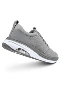 Grijze sneaker met een bovenwerk van vilt en grijze synthetische accenten. Kenmerkt zich door een witte tussenzool met een zichtbare luchteenheid en een gestructureerde zwarte buitenzool.