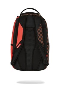 Mochila que presenta una mezcla de tela negra con patrones de cuadros rojos y marrones, correas texturizadas y respaldo acolchado para mayor comodidad.