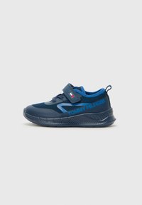 Baskets de sport bleu marine avec une tige en mesh, une sangle Velcro et une semelle texturée. Présente des accents bleus et le logo "TOMMY HILFIGER" sur le côté.