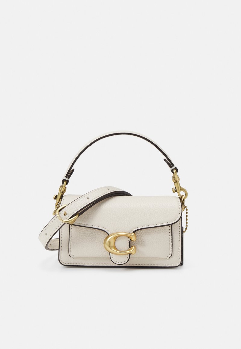 Piccola borsa a tracolla in pelle crema con finitura testurizzata, hardware dorato e una chiusura decorativa a "C". Presenta una tracolla rimovibile e bordi in contrasto.