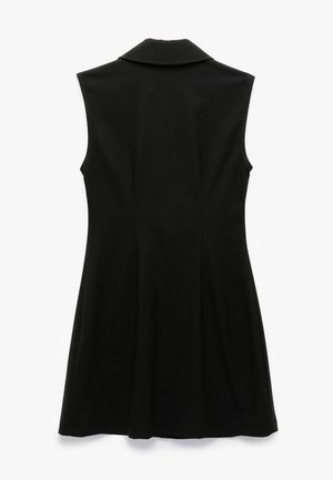 Zwart mouwloos jurk met een geplooide kraag, uitlopende zoom en een gladde textuur. Eenvoudig ontwerp zonder patronen of versieringen.