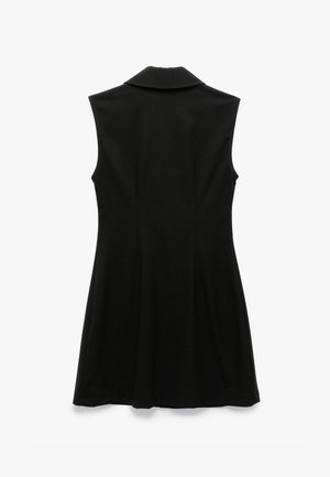 Zwart mouwloos jurk met een geplooide kraag, uitlopende zoom en een gladde textuur. Eenvoudig ontwerp zonder patronen of versieringen.