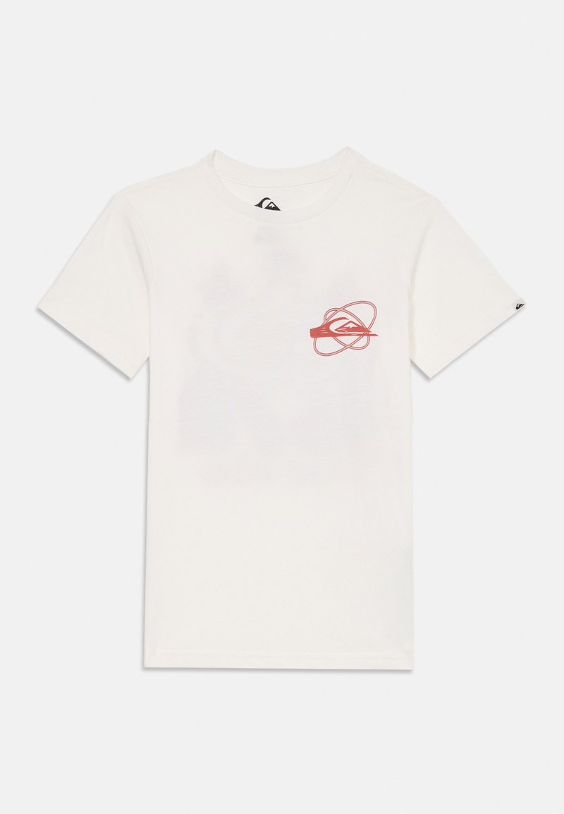 T-shirt bianca in cotone con collo rotondo, caratterizzata da un design grafico rosso che ricorda un pattern astratto sul lato sinistro del petto e un logo sulla manica.