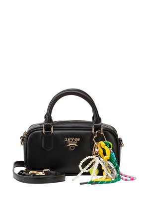 Schwarze Lederhandtasche mit zwei Henkeln, goldenem "19V69 Italia"-Logo, abnehmbarem Riemen und buntem geflochtenem Schlüsselanhänger mit Perlen- und Tennisschlägeranhängern.