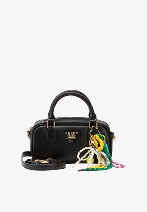Zwarte leren handtas met dubbele handvatten, gouden "19V69 Italia" logo, afneembare band en kleurrijke gevlochten sleutelhanger met parel- en tennisracketbedels.