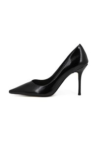 Scarpa con tacco alto in pelle verniciata nera, design a punta, curve eleganti e tacco a stiletto. Texture liscia con una finitura lucida.